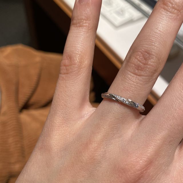 【エクセルコダイヤモンド(EXELCO DIAMOND)の口コミ】 ダイヤモンドの数がとにかく多い‼︎
上から見ても自分サイドから見てもダイ…