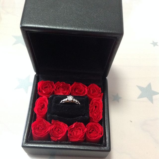 【エクセルコダイヤモンド(EXELCO DIAMOND)の口コミ】 真ん中にダイヤがあり、そのサイドにも小さなダイヤがあるデザインです。…