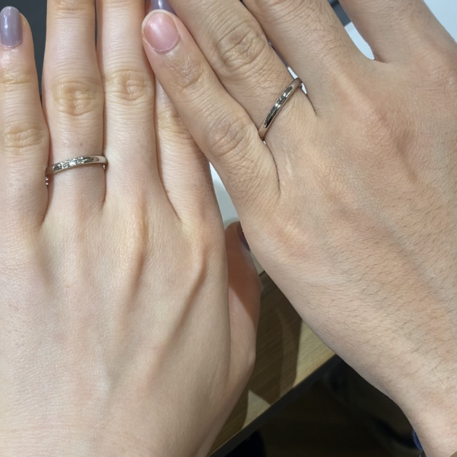 【ラザール ダイヤモンド(LAZARE DIAMOND)の口コミ】 プラチナ素材の、男性側はとにかくシンプルなデザイン、女性側はダイヤモ…