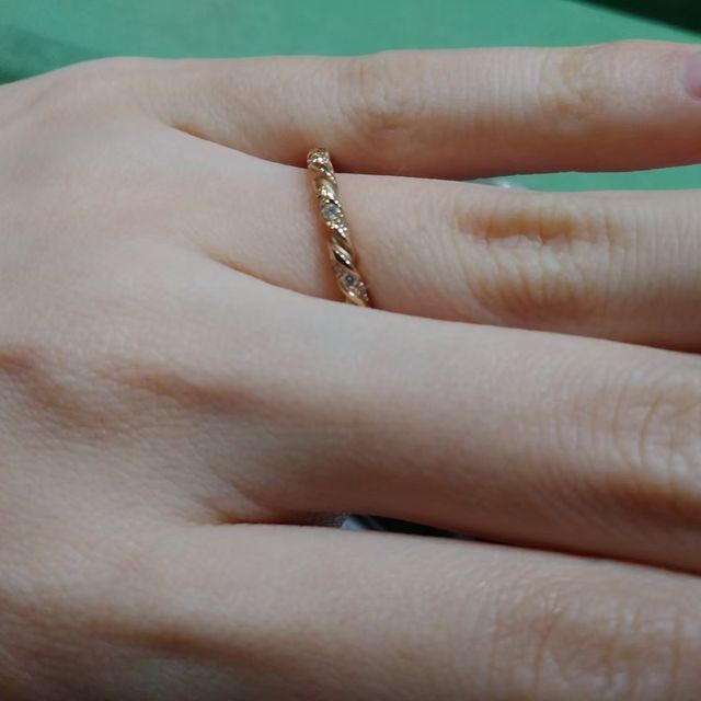 【RosettE(ロゼット)の口コミ】 他ではあまり見かけない縄編みのようなデザイン。ダイヤがバランス良く散…