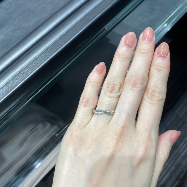 【ラザール ダイヤモンド(LAZARE DIAMOND)の口コミ】 デザインが可愛くて一目惚れしました！！
もともとひと粒ダイヤの婚約指輪…