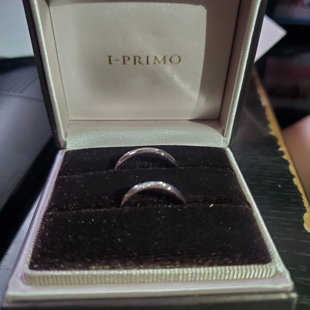 【アイプリモ(I-PRIMO)の口コミ】 お互い職場でもつけるため、細身で真っ直ぐな形の物をベースに見ていきま…