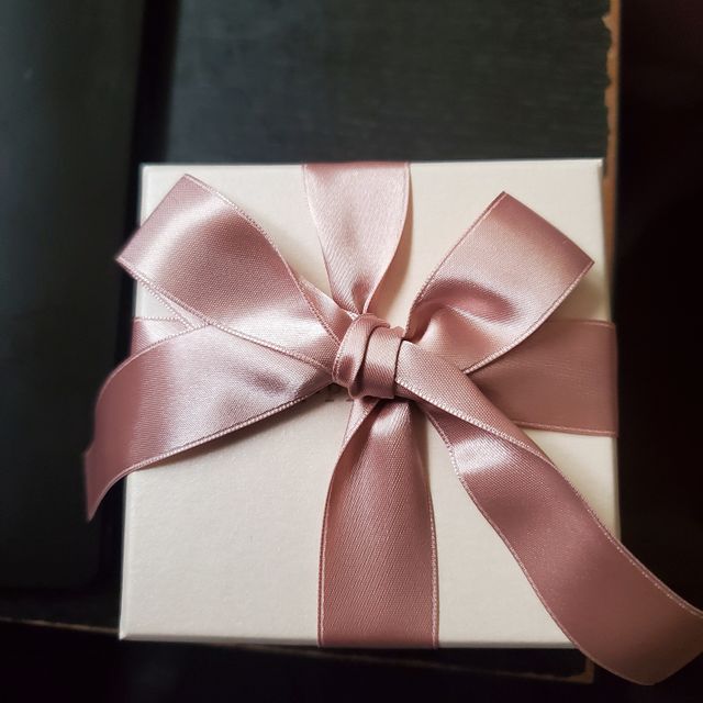 【アイプリモ(I-PRIMO)の口コミ】 お互い職場でもつけるため、細身で真っ直ぐな形の物をベースに見ていきま…