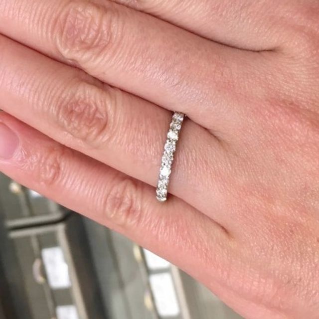 【バーニーズニューヨーク(BARNEYS NEW YORK)の口コミ】 ハーフエタニティリングを探しており、単品でも華やかに見える部分が気に…