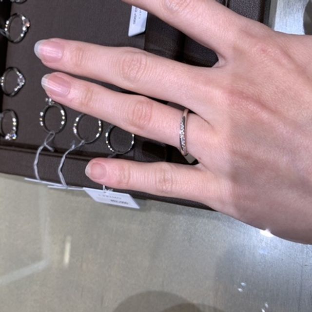 【アイプリモ(I-PRIMO)の口コミ】 全体的にシンプルですが、ダイヤ5石で華やかさもありました。メレダイヤも…