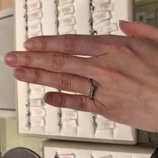 【WATANABE / 卸商社直営　渡辺の口コミ】 枠のデザインは選びきれないほどありました。だいたいの好みを言えば、あ…