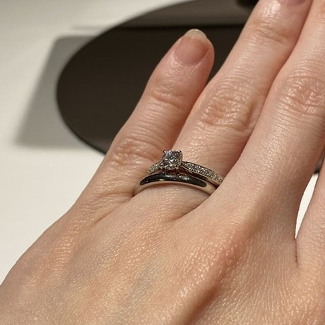 【ラザール ダイヤモンド(LAZARE DIAMOND)の口コミ】 最初はシンプルな婚約指輪を探していましたが物足りなくなり、こちらをオ…