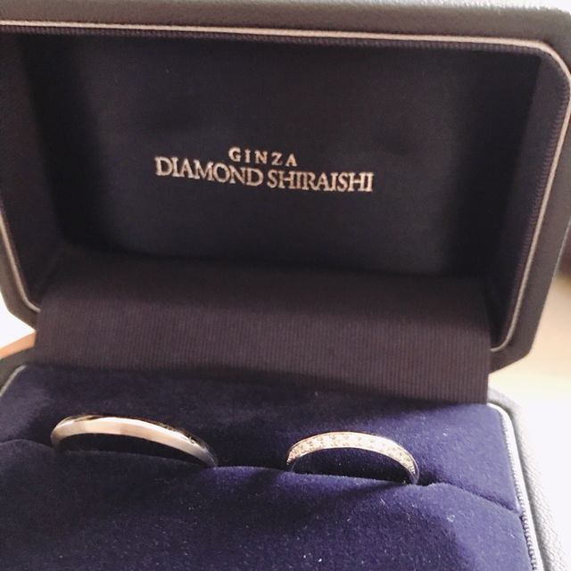 【銀座ダイヤモンドシライシの口コミ】 指輪の上下で印象を変えられる所に惹かれました。私の指輪は、上半分にダ…