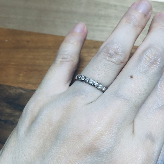 【PILOT BRIDAL(パイロットブライダル)の口コミ】 よくあるハーフエタニティの中でも大小大きさの違うダイヤが連なる珍しい…