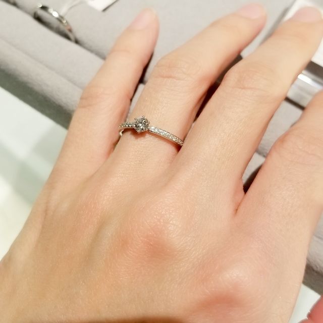 【ヴァンドーム青山(VENDOME AOYAMA)の口コミ】 アームにもダイヤモンドが入っていてキラキラしている可愛いデザイン。ダ…