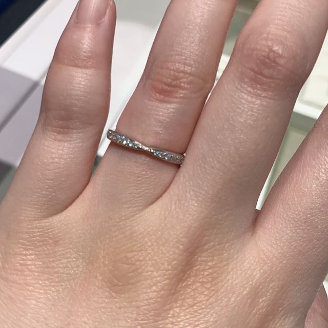 【銀座ダイヤモンドシライシの口コミ】 こちらの指輪のデザインは、見てわかる通り、リボンのような形で他社にも…