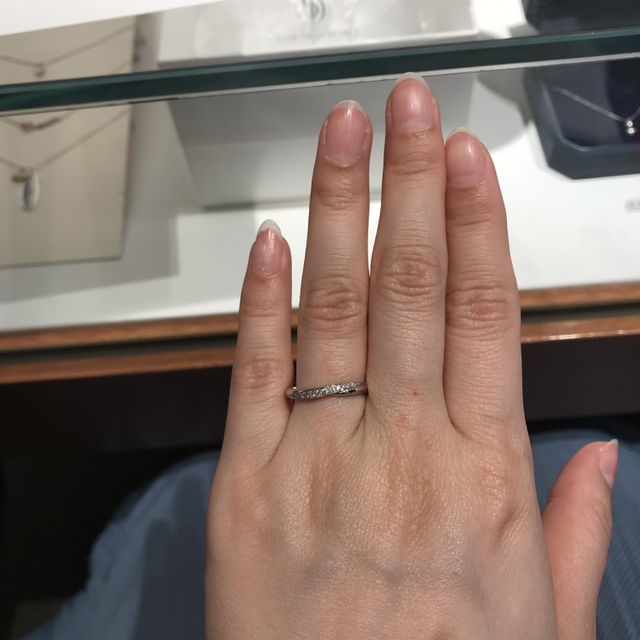 【銀座ダイヤモンドシライシの口コミ】 エッジがなく着けやすく、違和感がない事と
気にいるデザインがあった為で…