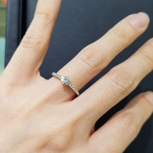 【ROYAL ASSCHER(ロイヤル・アッシャー)の口コミ】 とにかくキラキラで、ダイヤモンドの輝きの強さはさすがカッターズブラン…