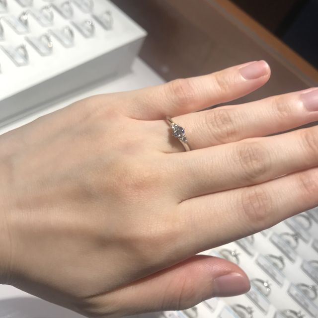 【銀座ダイヤモンドシライシの口コミ】 リングは、一番最新モデルのシャイニングフローというウェーブがかかって…