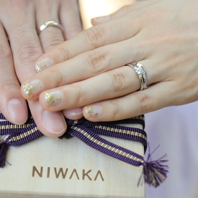 【俄(にわか)の口コミ】 デザインに一目惚れです。真っ直ぐのデザインより、ウェーブのあるデザイ…