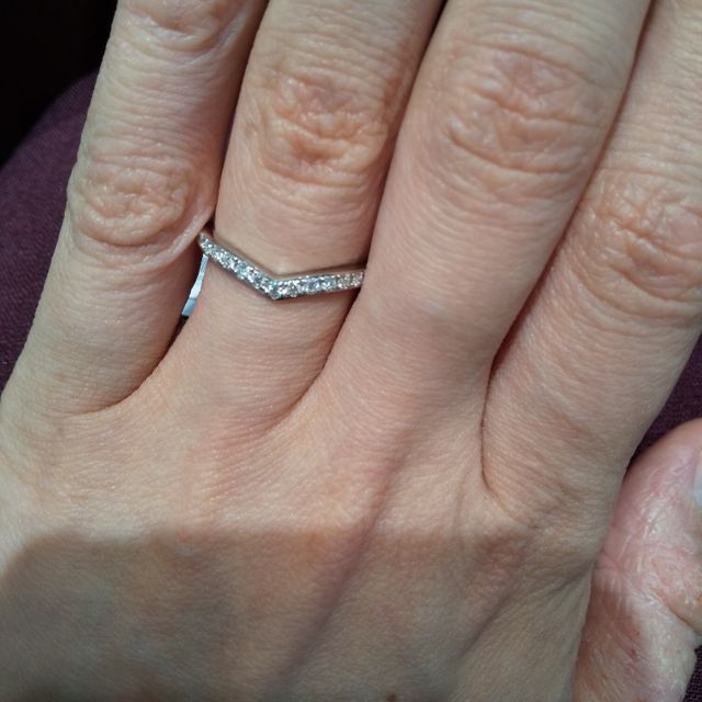 【アイプリモ(I-PRIMO)の口コミ】 緩やかなVの形が素敵だと思いました。
形のおかげで指も長く、綺麗に見え…