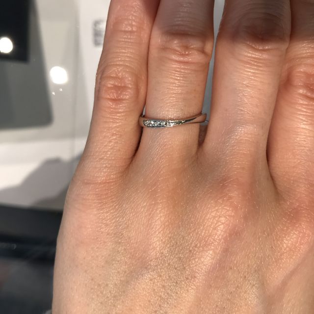 【銀座ダイヤモンドシライシの口コミ】 ツイストがかかっているデザインで少し細身。
全体的に細いので指が華奢に…