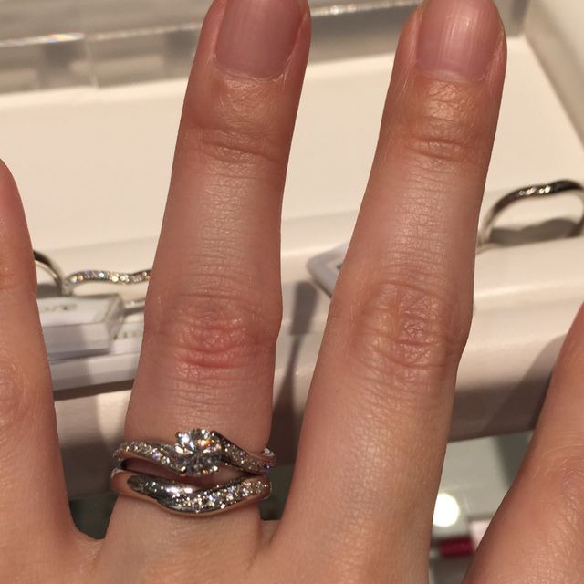 【Only You(オンリーユー)の口コミ】 婚約指輪に合うように軽くV字になっていて重ねて着けても可愛かったです。…