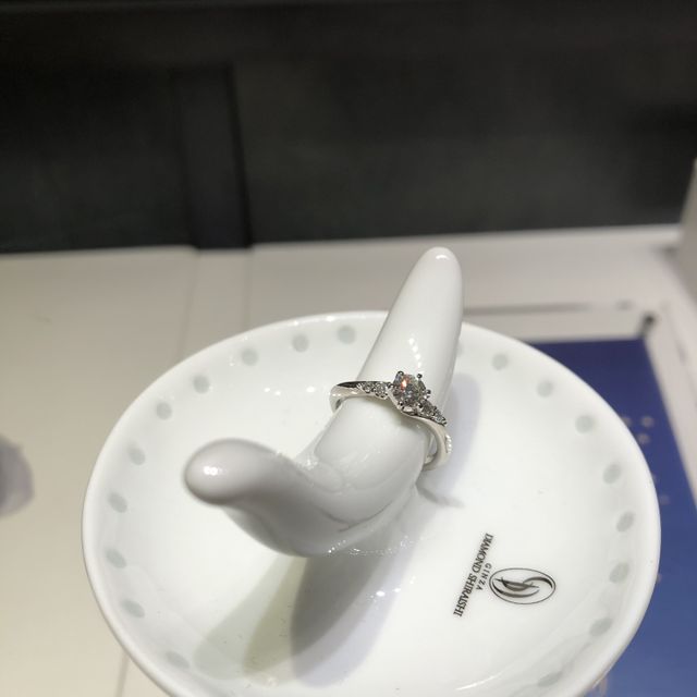 【銀座ダイヤモンドシライシの口コミ】 婚約指輪に求めるポイントは、手の届く値段や付け心地が良いこと。そして…