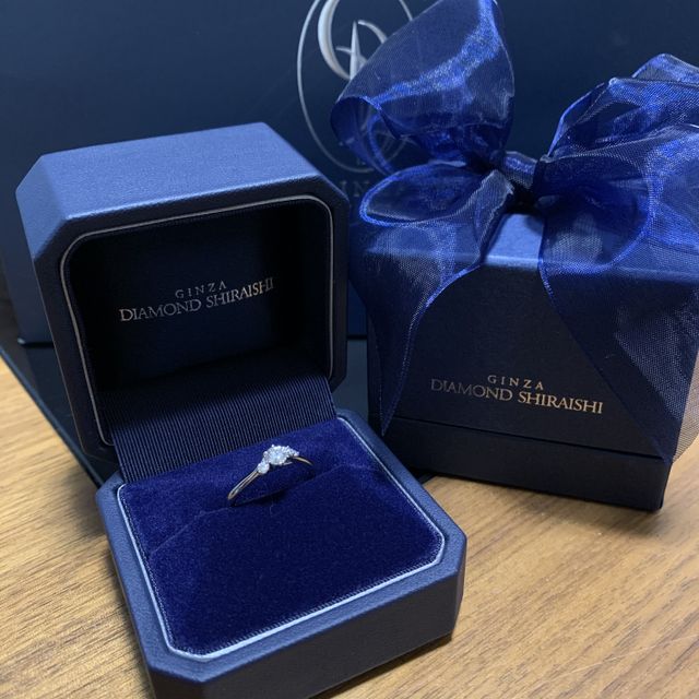 【銀座ダイヤモンドシライシの口コミ】 デザインが他にないような流れる感じが気に入って、着けてみても指馴染み…