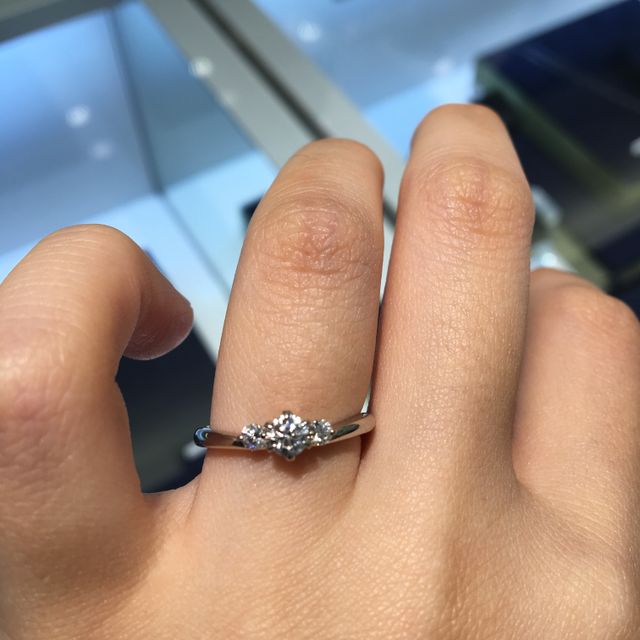 【ROYAL ASSCHER(ロイヤル・アッシャー)の口コミ】 しっくり来たというのが1番です。
もちろん、予算やデザイン(ダイヤが3つ…