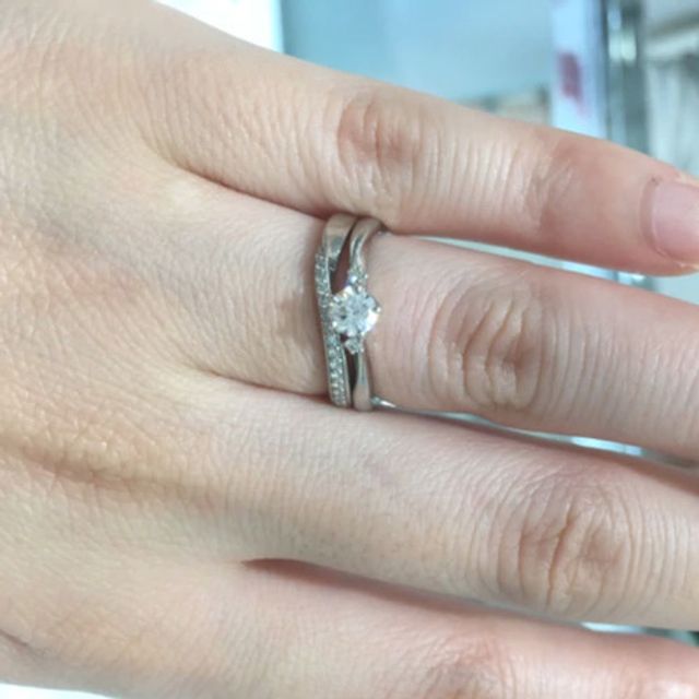 【festaria bijou SOPHIA(フェスタリア ビジュソフィア)の口コミ】 婚約指輪、結婚指輪ともにキラキラとした輝きで綺麗です。ウェーブライン…