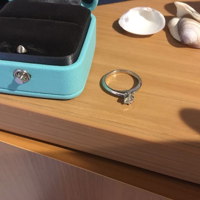 【ティファニー(Tiffany & Co.)の口コミ】 デザインがとても可愛いと思います。
付け心地も悪くなく、嫁も大変気に入…