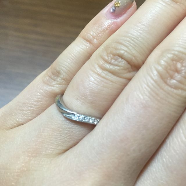 【snow(スノウ)の口コミ】 指が長く綺麗に見えるVラインのタイプで、ダイヤも一部分に入っているもの…
