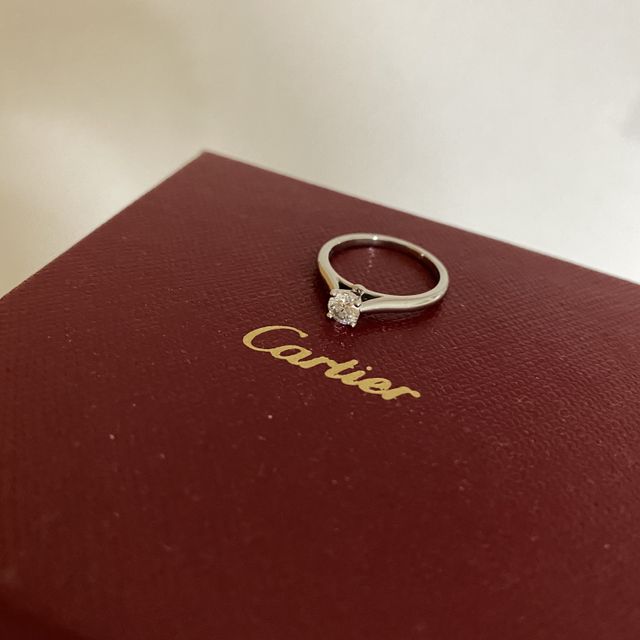 【カルティエ(Cartier)の口コミ】 婚約指輪はカルティエがいいとずっと思っていました。ソリテールは定番で…
