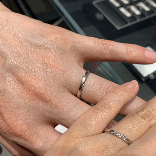 【エクセルコダイヤモンド(EXELCO DIAMOND)の口コミ】 細かなダイヤモンドが中央に斜めに流れているデザインです。
ミル打ちもさ…