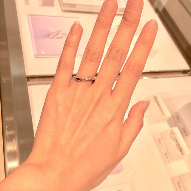 【STAR JEWELRY(スタージュエリー)の口コミ】 手を綺麗に見せてくれるデザインで、
ダイヤモンドやウェーブ感もしっかり…