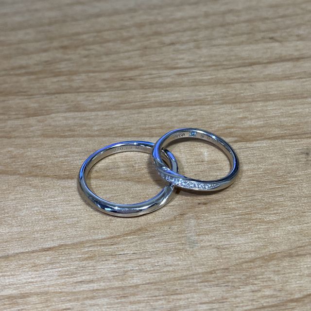 【銀座ダイヤモンドシライシの口コミ】 つけた時に指が綺麗に見えるので、ウェーブの形に。
少し華やかさが欲しか…