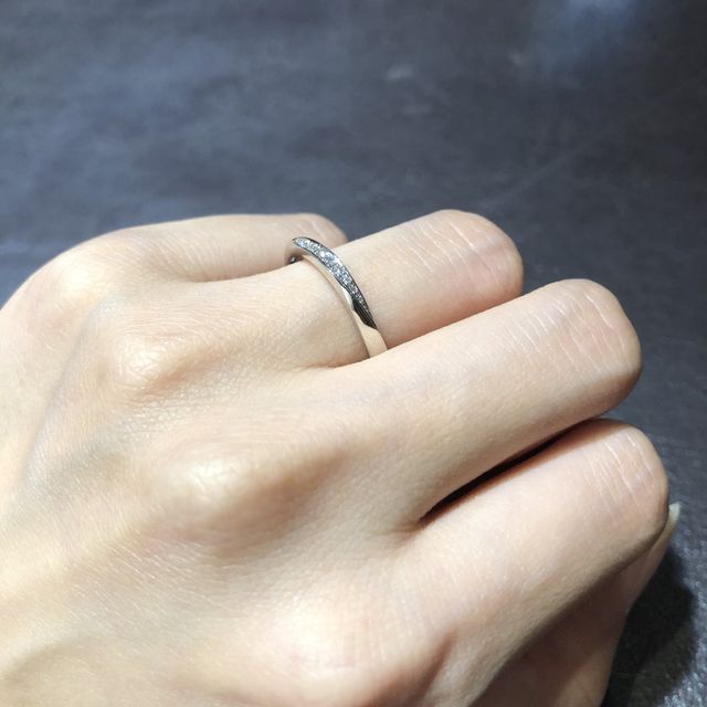 【TRECENTI(トレセンテ)の口コミ】 今まで指輪をつける習慣が全くなかったので、
つけ心地の良さで結婚指輪探…