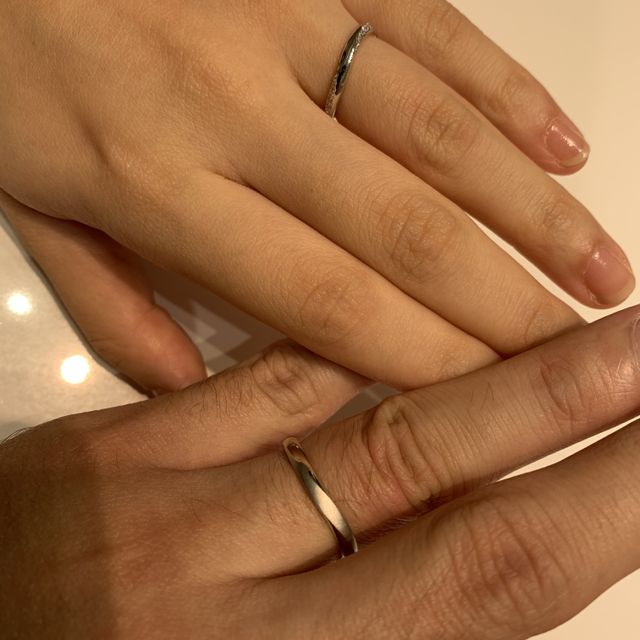 【4℃ BRIDAL(ヨンドシーブライダル)の口コミ】 婚約指輪との重ねつけができるデザインで、指に合う形を選びました。当初…