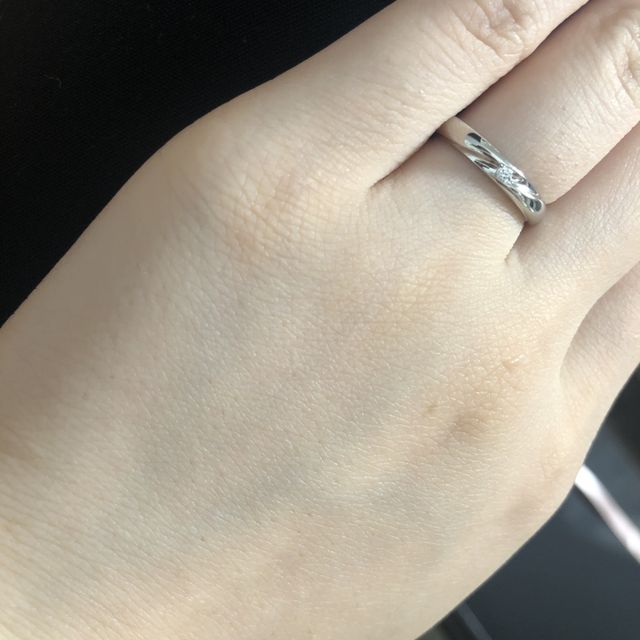 【アイプリモ(I-PRIMO)の口コミ】 小さいダイヤが入っており光に当たると光って、とても綺麗です。あまり派…