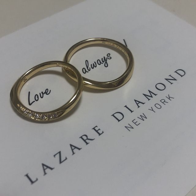 【ラザール ダイヤモンド(LAZARE DIAMOND)の口コミ】 ダイヤモンドの輝きがすごく綺麗です
カーブにそってダイヤモンドがついて…