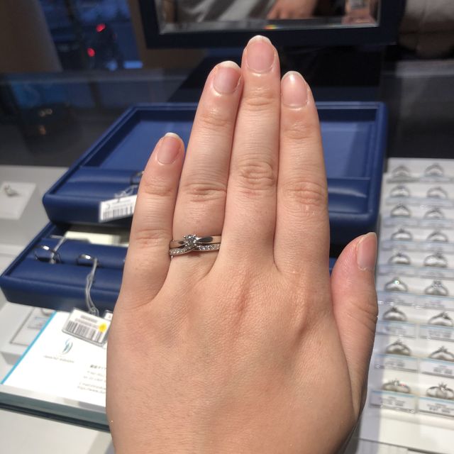 【銀座ダイヤモンドシライシの口コミ】 婚約指輪はシンプルですが、王道の形でした。
結婚指輪の方もダイヤがたく…