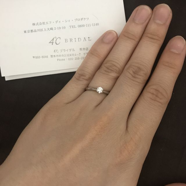 【4℃ BRIDAL(ヨンドシーブライダル)の口コミ】 指輪のデザインはシンプルですが、全部同じ太さではなくダイヤがある周辺…