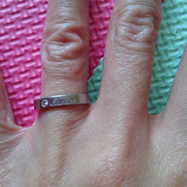 【カルティエ(Cartier)の口コミ】 シンプルでずっと着けていられる指輪を探していました。カルティエの文字…