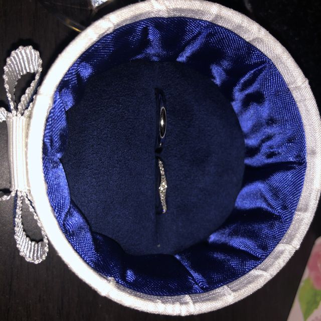 【ROYAL ASSCHER(ロイヤル・アッシャー)の口コミ】 婚約指輪のブランドをロイヤルアッシャーにしたので合わせて購入。品格が…