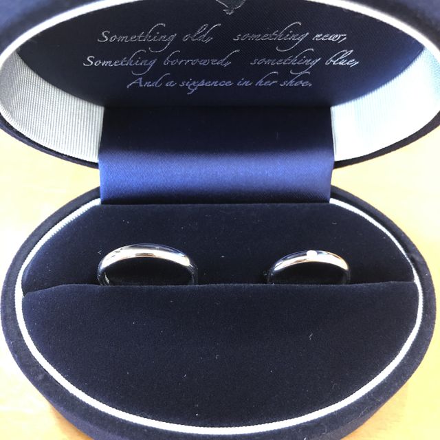 【Something Blue(サムシングブルー)の口コミ】 シンプルなデザインの指輪を探していたことと、婚約指輪との相性が良かっ…