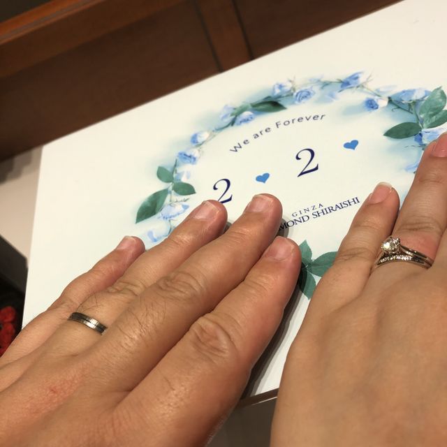 【銀座ダイヤモンドシライシの口コミ】 元々指輪のデザインはシンプルかつ王道なもので決めていました。
メレダイ…
