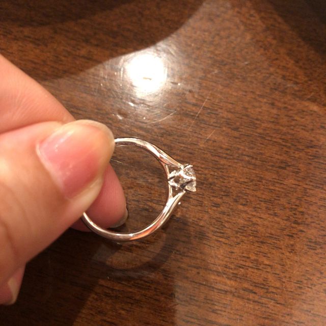 【銀座ダイヤモンドシライシの口コミ】 元々指輪のデザインはシンプルかつ王道なもので決めていました。
メレダイ…