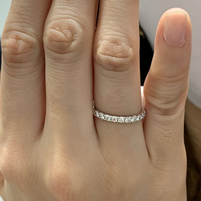 【エクセルコダイヤモンド(EXELCO DIAMOND)の口コミ】 婚約指輪を頂かなかったので、ハーフエタニティで探していました。細くて…