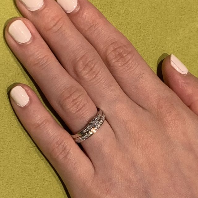 【PILOT BRIDAL(パイロットブライダル)の口コミ】 結婚指輪はずっと付けている物なので、耐久性を重視して選びました。
沢山…