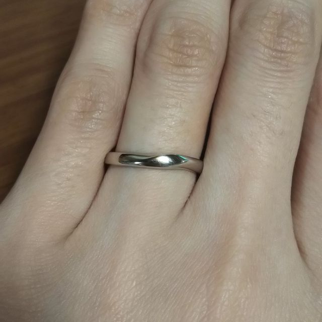 【銀座ダイヤモンドシライシの口コミ】 自分達のイメージがかなりシンプルデザインで、色々見たなかで一番シンプ…