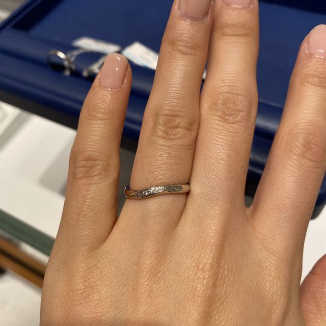 【銀座ダイヤモンドシライシの口コミ】 指輪の角がないのがウリ？と言っていて丸みがあり、
とにかく滑らかでつけ…