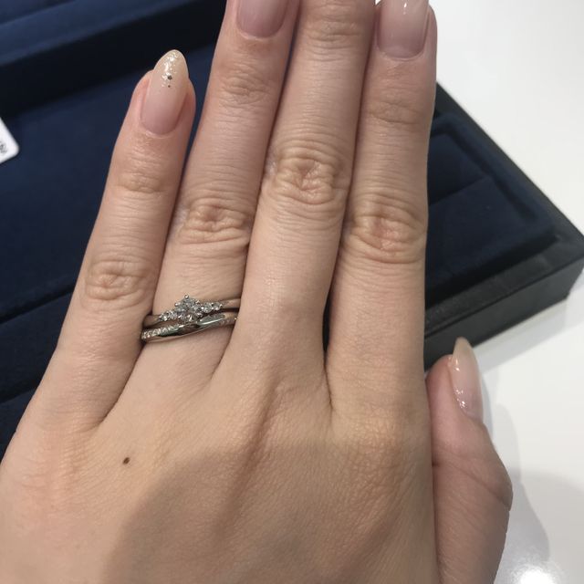 【銀座ダイヤモンドシライシの口コミ】 ストレートに斜めのラインにダイヤがあしらわれていて、通常の逆の斜めの…