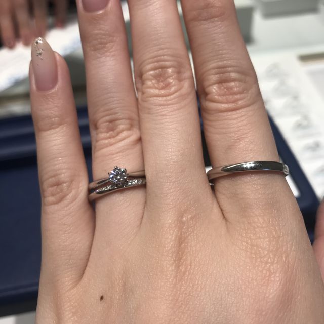 【銀座ダイヤモンドシライシの口コミ】 ストレートに斜めのラインにダイヤがあしらわれていて素敵でした。ダイヤ…