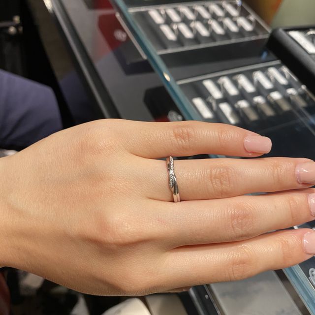 【エクセルコダイヤモンド(EXELCO DIAMOND)の口コミ】 結婚指輪感がありつつ、ウェーブ感とか重なってる感じのデザイン性が可愛…